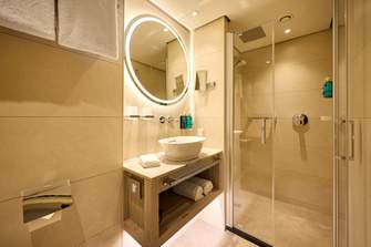 Viva Cruises VIVA RUBY Suite Bathroom ©Viva Cruises.jpg